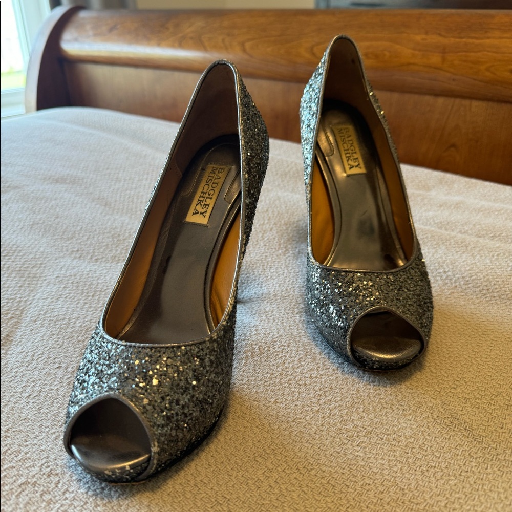 Badgley Mischka Peep Toe Sparkly Gray/Black 4” inch Pumps Size 8